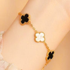 Clover Kiss - Dainty Design