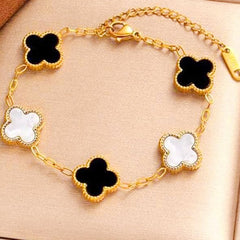 Clover Kiss - Dainty Design