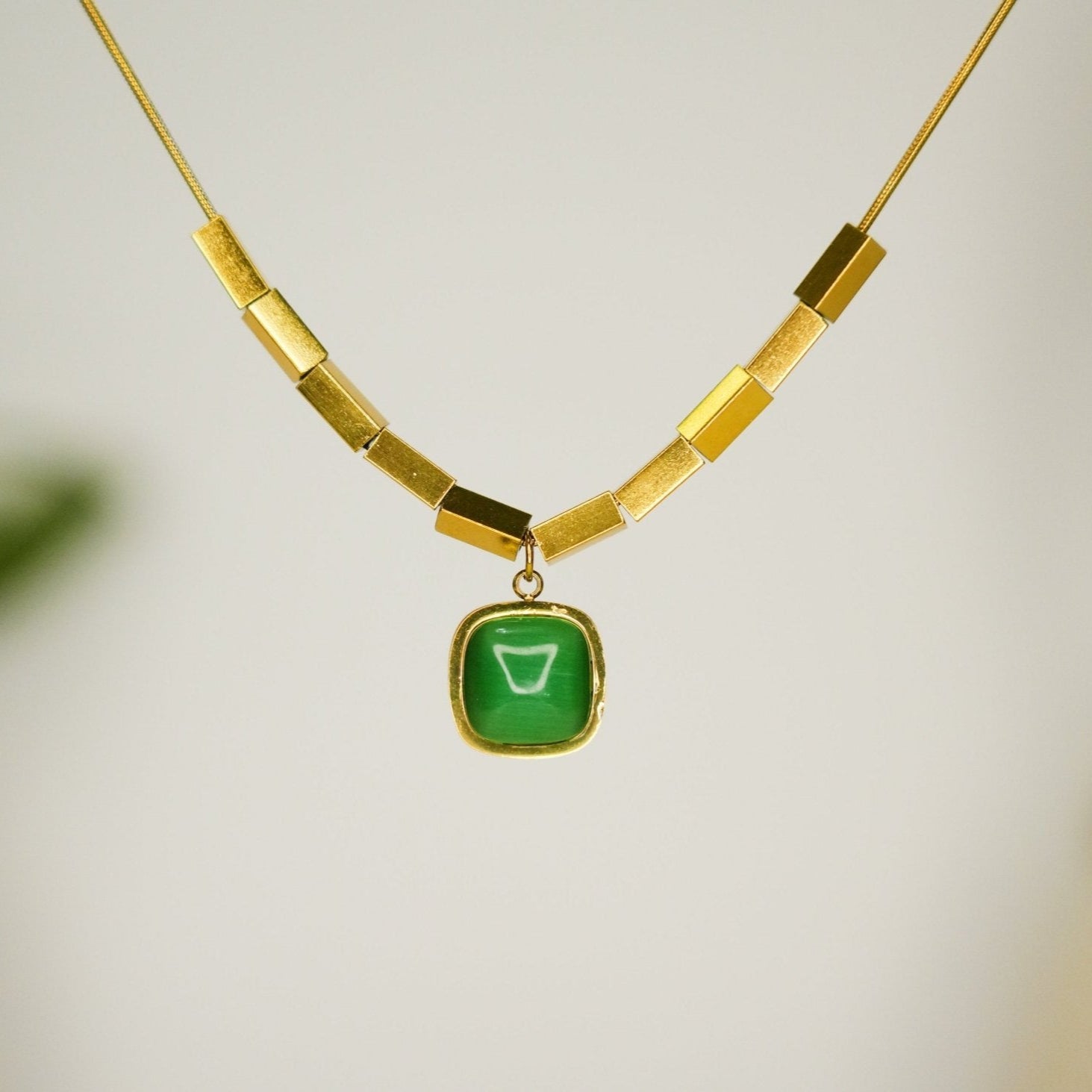 Green Gaze - Dainty Design