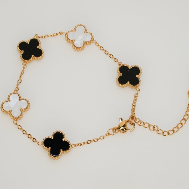 Clover Kiss - Dainty Design