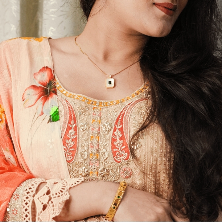 Emerald Pearl Pendant Necklace - Dainty Design