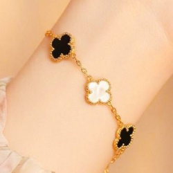 Clover Kiss - Dainty Design