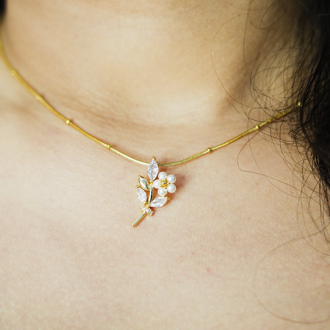 Floral Leaf Pearl Pendant Necklace - Dainty Design